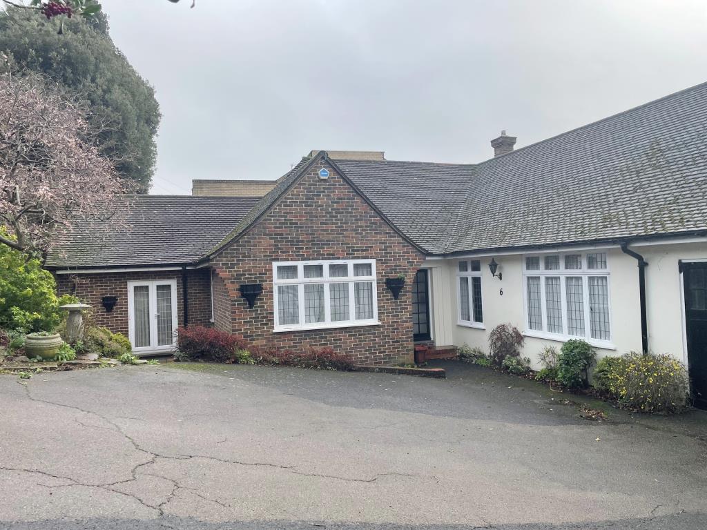 Lot: 72 - SEMI-DETACHED HOUSE FOR REFURBISHMENT - Chalet bungalow